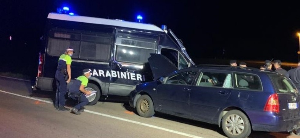 Con l’auto centra la camionetta dei carabinieri: i militari erano sul posto per regolare la viabilità dopo un primo incidente